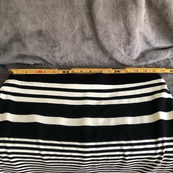 𝅺TRINA Turk off white cream and black striped  lined skirt‎ size large #s1107 - Picture 3 of 7